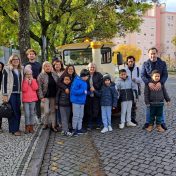 Alunos das Unidades Especializadas de Autismo de S. Tiago  participam em passeio no Comboio de Natal da cidade