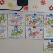 Gafanhoto-cantor-festivo anima crianças no Jardim de Infância de Salgueiro do Campo