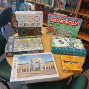 Oferta de livros e jogos pela Associação de Pais