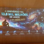 Título: “O Universo tem 13,8 mil milhões de anos e nós só chegámos agora”, viajando pelo conhecimento das estrelas, planetas, galáxias, do Sistema Solar e dos grandes mistérios do Cosmos.”
